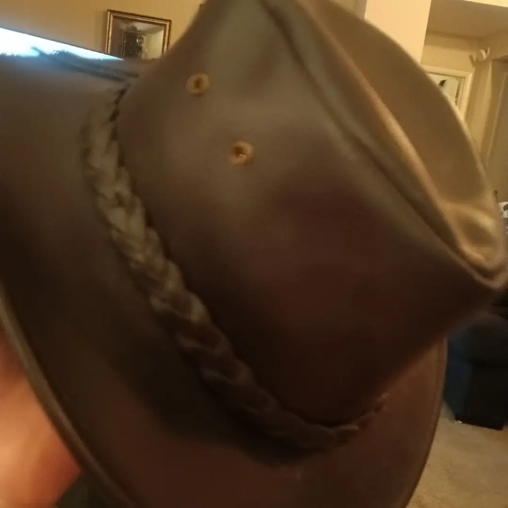 Kakadu Traders Australian leather hat.